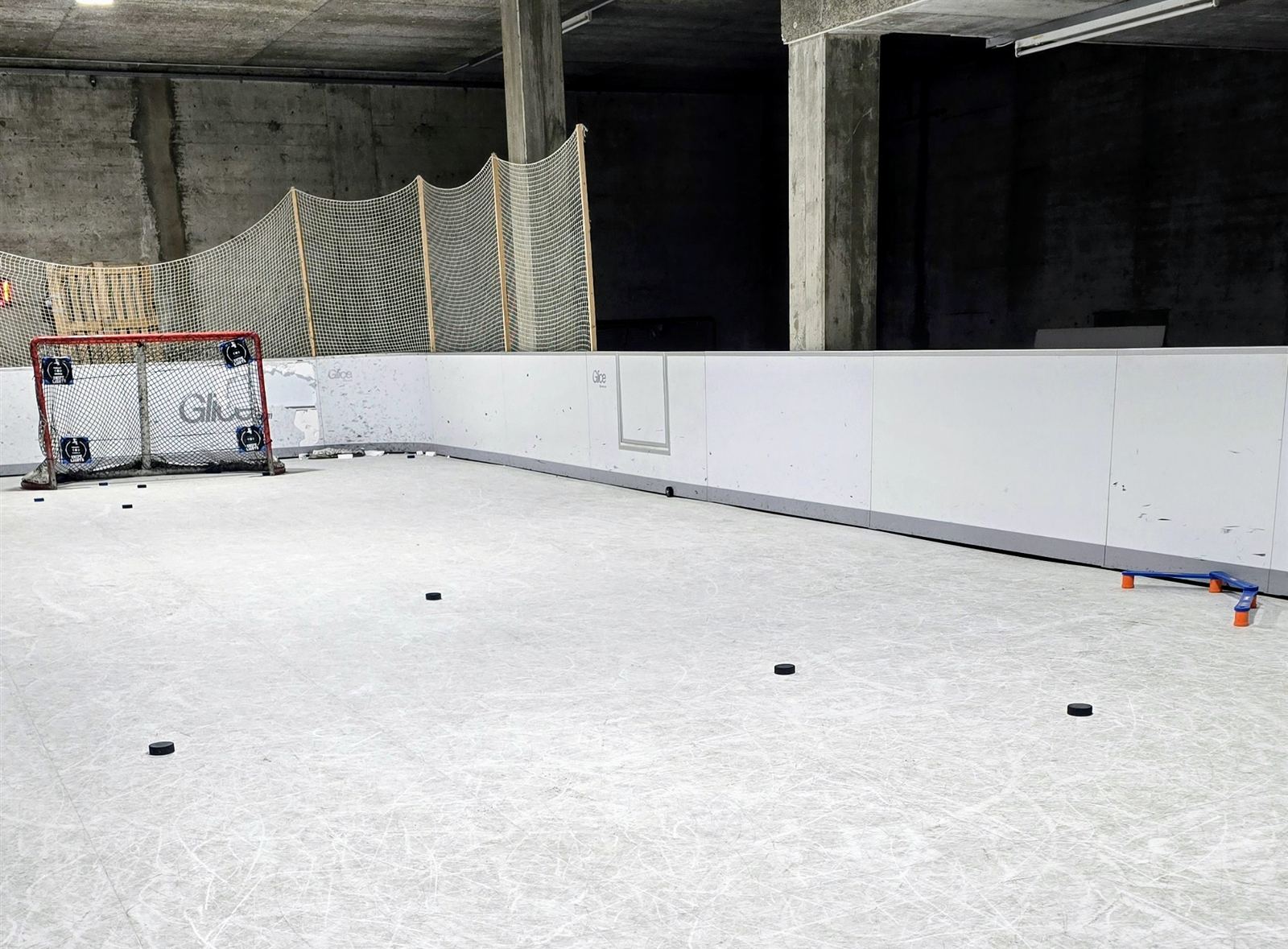 The Fivehole shooting range in Cham: Glice ice, red goal, netting